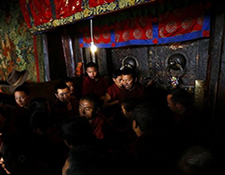 Monks interrupt state media tour at the Jokhang Temple